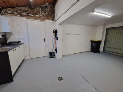 Garage: hauteur 190cm, un espace buanderie avec évier, lave-linge, Sèche-linge, fer et table à repasser