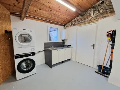 Espace buanderie dans le garage