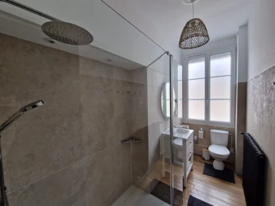 Salle de Bain: 1 Grande douche (160x90), une vasque + WC