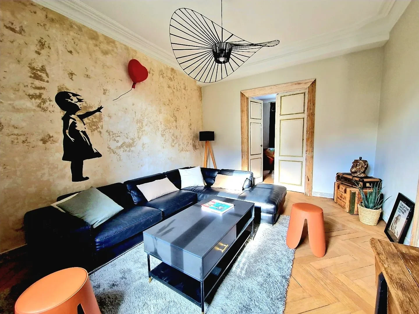 Salon avec TV connecté pour se détendre entre amis