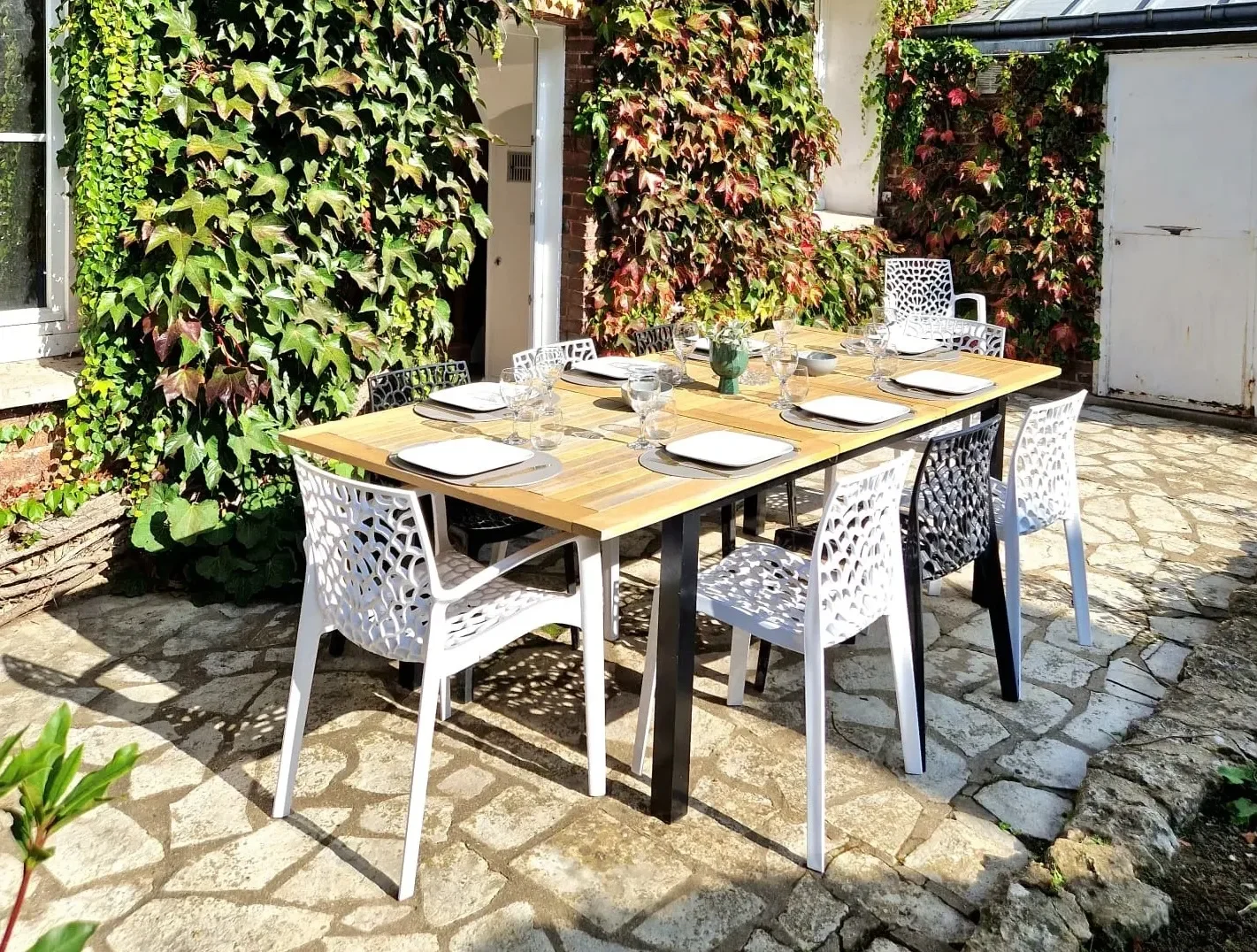 Terrasse avec table repas | gîte Neufchatel en bray
