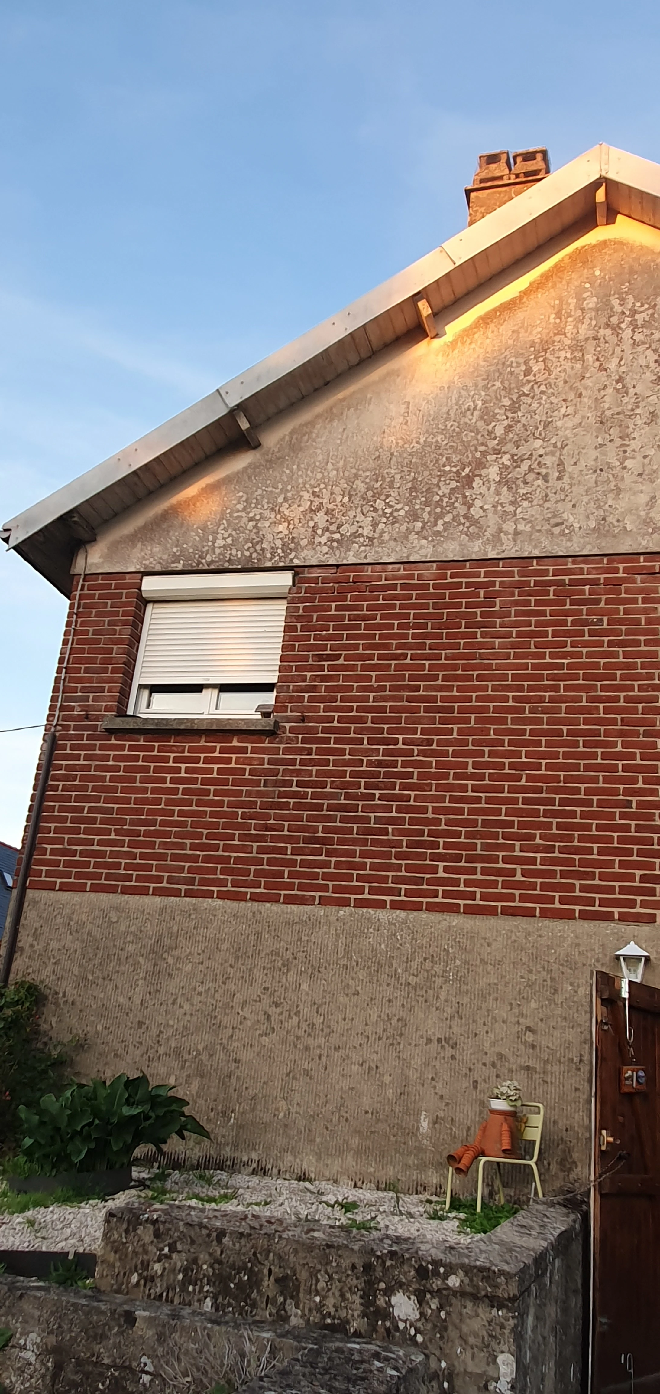 Pignon de la maison, plaques de zinc remises en place proprement